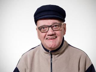 portrait vieil homme souriant avec casquette marine et lunette