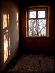 Światło wpada do izby przez stare okno
