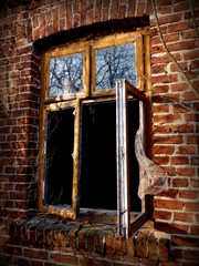 Okno w starym opuszczonym ceglanym domu