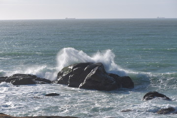 Naklejka premium waves crashing on rocks