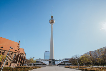 Fototapeta na wymiar Alexanderplatz, Fernsehturm: leere Plätze in Zeiten von Corona.
