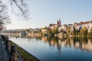 Basel, Münster, Kirche, Pfalz, Rhein, Rheinufer, Wettsteinbrücke, Stadt, Altstadt, Altstadthäuser, Grossbasel, Kleinbasel, Frühling, Rheinschifffahrt, Fähre, Morgenstimmung, Schweiz