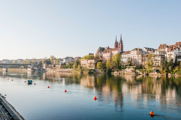 Basel, Münster, Kirche, Pfalz, Rhein, Rheinufer, Stadt, Altstadt, Altstadthäuser, Wettsteinbrücke, Grossbasel, Kleinbasel, Frühling, Rheinschifffahrt, Fähre, Schweiz