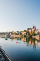 Fototapeta premium Basel, Münster, Kirche, Rhein, Rheinufer, Pfalz, Wettsteinbrücke, Stadt, Altstadt, Altstadthäuser, Grossbasel, Kleinbasel, Frühling, Rheinschifffahrt, Fähre, Schweiz