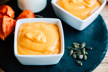 Bol de délicieuse soupe velouté de courge butternut