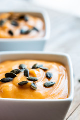Bol de soupe velouté de courge butternut avec des graines de courge