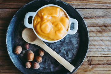 Bol de délicieuse soupe velouté de courge butternut