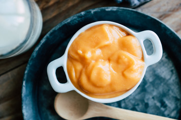 Bol de délicieuse soupe velouté de courge butternut