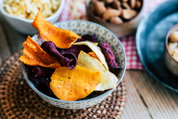 Chips de l&eacute;gumes betteraves panais carottes pour l'ap&eacute;ritif