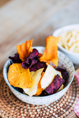 Chips de légumes betteraves panais carottes pour l'apéritif
