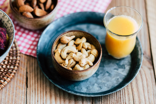 Noix de cajou dans un bol pour l'ap&eacute;ritif