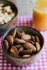 Amandes dans un petit bol pour grignoter à l'apéritif