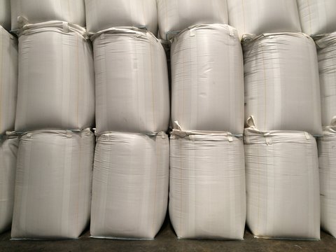 White jumbo sack Large quantities of large quantities of chemical fertilizer sugar rice waiting for delivery to customers.