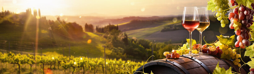 Glas Wein Mit Trauben Und Fass Auf Einem Sonnigen Hintergrund. Italien Region Toskana