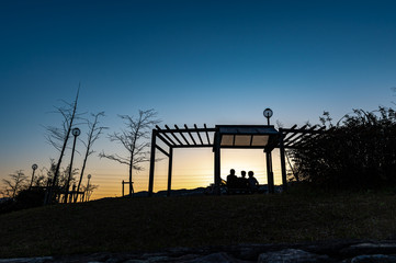 春の展望台の夕焼けと男の子たち、宝塚山手台