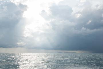 タイの海原：アイランドホッピング：雲と光