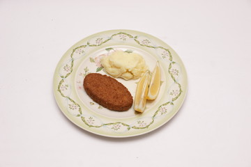 Kotlet rybny z ziemniakami i cytryną