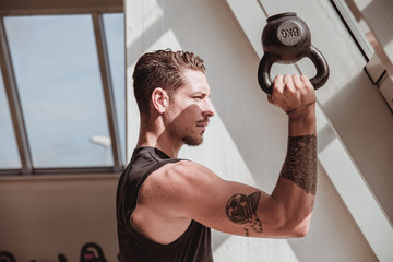 Personal trainer italiano che effettua dimostrazioni visive dei suoi allenamenti, eseguite a corpo...