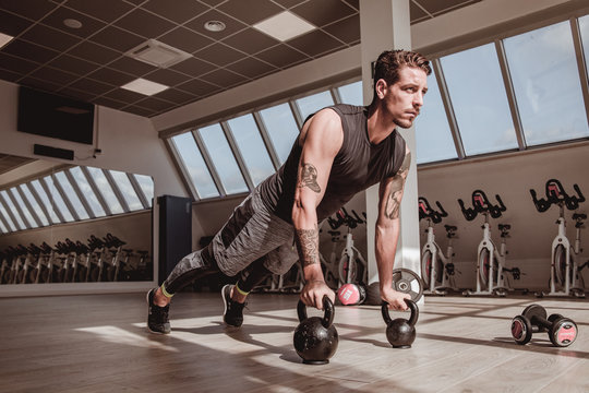 Personal trainer italiano che effettua dimostrazioni visive dei suoi allenamenti, eseguite a corpo libero. Concentrazione, forza e mente sono alla base del suo lavoro.