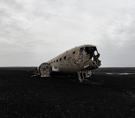 Naklejka na ściany i meble Plane wreck at the black sand beach | Iceland