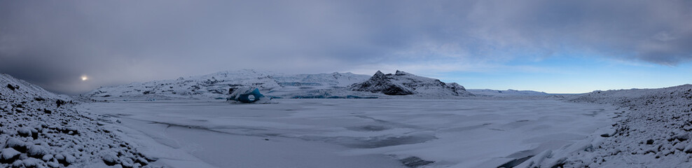 Geteiltes Panorama im Fjallsarlon Gletscher | Island