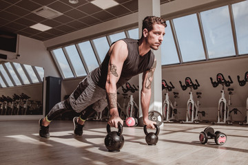 Personal trainer italiano che effettua dimostrazioni visive dei suoi allenamenti, eseguite a corpo libero. Concentrazione, forza e mente sono alla base del suo lavoro.