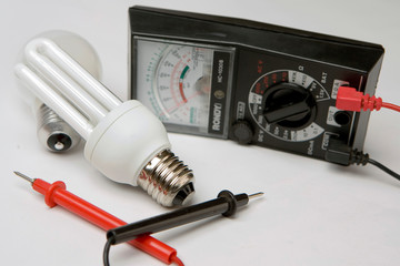 Ampoules led et a incandescence, voltmetre sur fond blanc