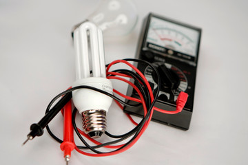Ampoules led et a incandescence, voltmetre sur fond blanc