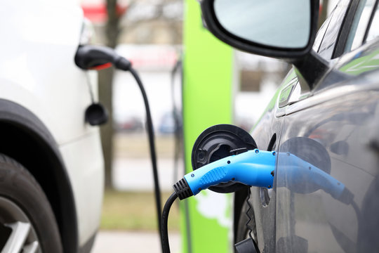 Plug under voltage restores battery charge