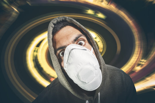 Hombre con mascarilla y capucha, paranoia y fobia al virus
