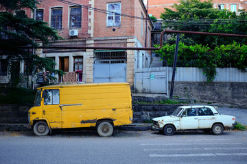 Fototapeta na wymiar Opuszczone kolorowe auta w Gruzji