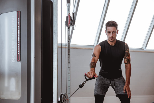 Personal trainer italiano che effettua dimostrazioni visive dei suoi allenamenti, eseguite a corpo libero. Concentrazione, forza e mente sono alla base del suo lavoro. - Powered by Adobe