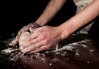 Mani di una signora preparano la pasta per il pane fatto in casa