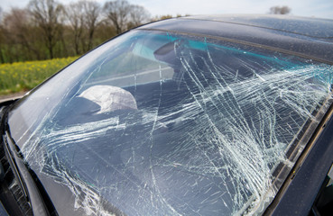 Verkehrsunfall, zerst&ouml;rte Frontscheibe