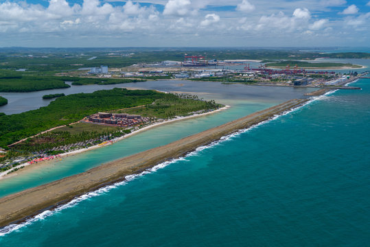 Luxury resorts in Muro Alto beach, Porto de Galinhas, near Recife, Pernambuco, Brazil on March 1, 2014. In the background, the port of Suape. Aerial view. © Cacio Murilo
