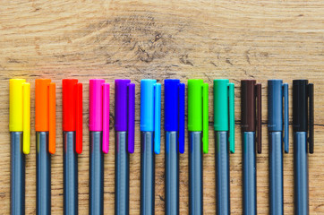 Pastelli e Penne colorate su legno