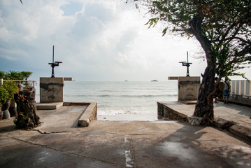 海辺の小さな水門：タイ：東南アジア