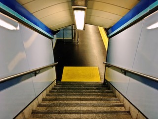 Escaleras de la estación de Metro de Tribunal en Madrid, España.