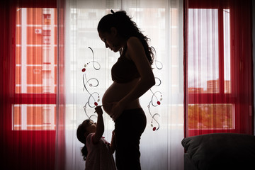 MUJER EMBARAZADA CON SU HIJA SILUETA