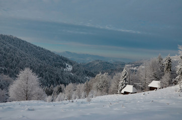 Górskie chaty w śniegu