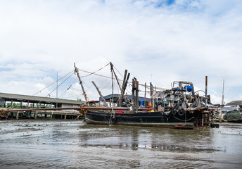Old fishing boats and mooring The time when the water recedes until seeing mud