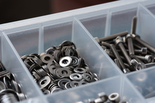 una scatola contenente un mix di dadi e ranelle in acciaio inox