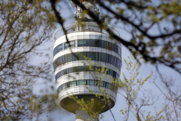 detailaufnahme fernsehturm in stuttgart im frühling