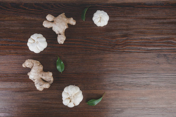 Obraz na płótnie Canvas ginger and garlic on wooden background