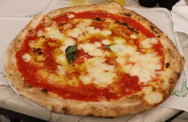 pizza margarita in naples