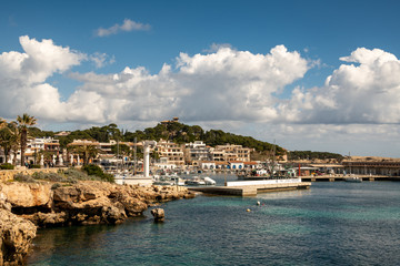 Fototapeta na wymiar Spanischer Hafen vor schönem wolkigen Himmel