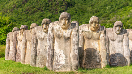 Statues de pierre géantes rendant hommage à des esclaves noyés sur un fond de verdure au Cap 110...