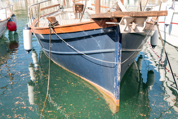 Fototapeta na wymiar altes Fischerboot im Hafen 