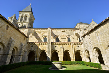 Fototapeta na wymiar Cloître de l'abbaye de Nieul-sur-l'Autise (85240), département de la Vendée en région Pays-de-la-Loire, France.