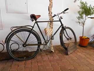 Das alte Fahrrad an der Hauswand